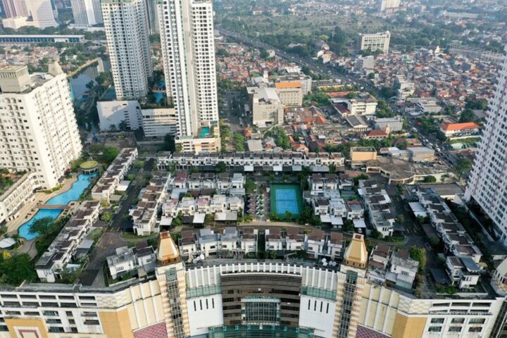 Városnegyedek alakultak ki a helyhiány miatt más épületek tetején Jakartában