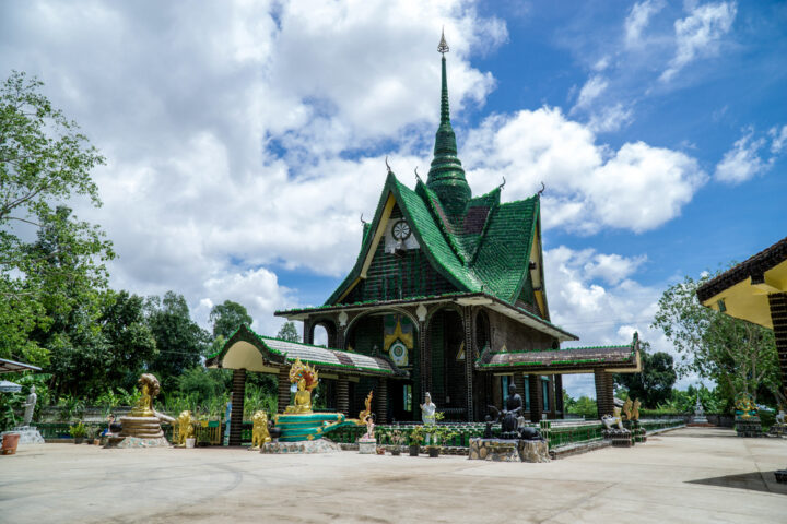 Wat Lan Kuad – milliónyi sörösüvegből épült buddhista kolostor