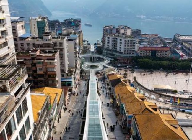 Átadták a leghosszabb kültéri mozgólépcsőt